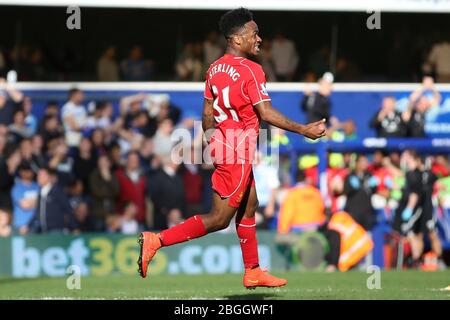 LONDRES, ANGLETERRE. Le grand frère de Liverpool Raheem Sterling célèbre après avoir imposé un autre but, le rendant 2-3 dans la seconde moitié pendant le Barclays Premier League Match entre Queens Park Rangers et Liverpool à Loftus Road, Londres le dimanche 19 octobre 2014 (Credit: MI News) Banque D'Images