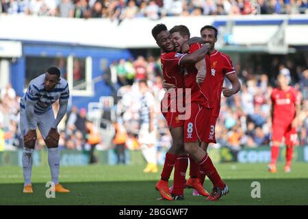 LONDRES, ANGLETERRE. Le grand frère de Liverpool Raheem Sterling célèbre avec Steven Gerrard après avoir imposé un autre objectif, le rendant 2-3 dans la seconde moitié pendant le match de la ligue Premier Barclays entre Queens Park Rangers et Liverpool à Loftus Road, Londres, le dimanche 19 octobre 2014 (Credit: MI News) Banque D'Images