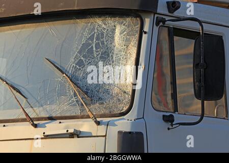 Pare-brise cassé d'un chariot (camion). Accident et accident de la circulation. Le crash. Une attaque par balle sur une voiture. Camion abandonné après un accident Banque D'Images