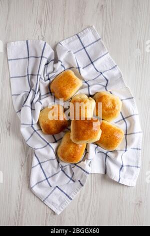 Bœuf maison Bierocks russes sur fond blanc en bois, vue sur le dessus. Couche plate, en hauteur, par dessus. Banque D'Images