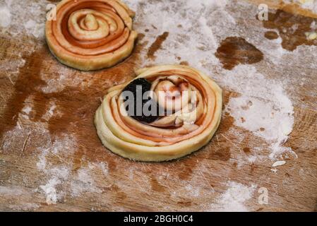 Cuisine de gâteaux faits maison. Pâte non cuite sur un panneau de bois Banque D'Images