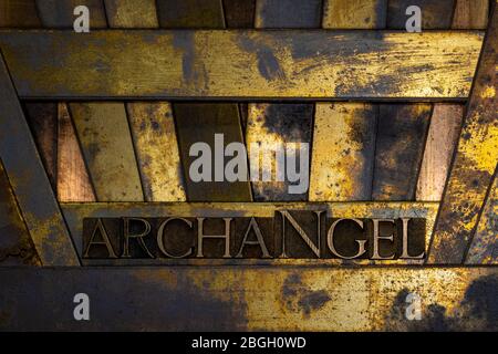 Photo de véritables lettres authentiques formant du texte Archange sur fond de cuivre et d'or texturé vintage Banque D'Images