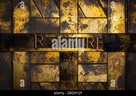 Photo de véritables lettres de composition authentiques formant du texte de Rapture sur fond de cuivre et d'or texturé vintage Banque D'Images