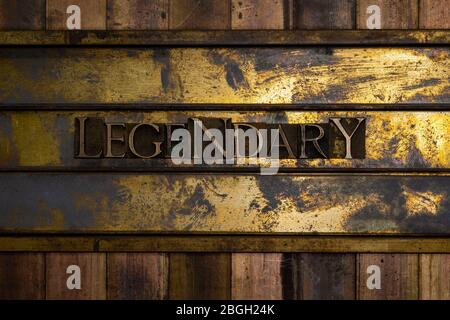 Photo de véritables lettres authentiques de jeu de caractères formant du texte légendaire sur fond de cuivre et d'or texturé vintage Banque D'Images