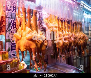 Hong Kong, Chine : 13 février 2020. Les poulets à plat séchés pendent dans un magasin situé en bordure de route à Hong Kong Jayne Russell/Alay stock image Banque D'Images