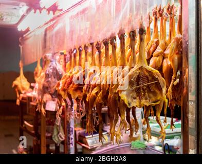 Hong Kong, Chine : 13 février 2020. Les poulets à plat séchés pendent dans un magasin situé en bordure de route à Hong Kong Jayne Russell/Alay stock image Banque D'Images