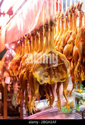 Hong Kong, Chine : 13 février 2020. Les poulets à plat séchés pendent dans un magasin situé en bordure de route à Hong Kong Jayne Russell/Alay stock image Banque D'Images