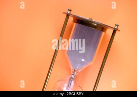 Le sable dans les vases du sablier Banque D'Images