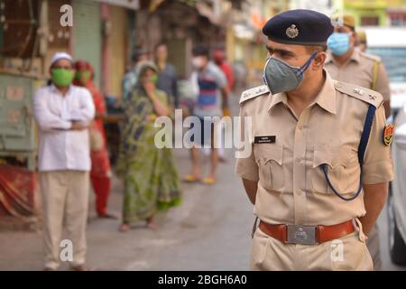 Ajmer, Inde. 20 avril 2020. Le surintendant de la police du district d'Ajmer Kunwar Rashdeep est continuellement pris des mesures sous la direction nationale à l'égard des personnes qui ont été négligées dans le verrouillage imposé par le virus Corona. Ajmer SP Kunwar Rashteep arrive dans divers postes de police et fait le bilan et des tentatives sont faites pour stimuler le moral des fonctionnaires. (Photo de Shaukat Ahmed/Pacific Press/Sipa USA) crédit: SIPA USA/Alay Live News Banque D'Images