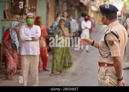 Ajmer, Inde. 20 avril 2020. Le surintendant de la police du district d'Ajmer Kunwar Rashdeep est continuellement pris des mesures sous la direction nationale à l'égard des personnes qui ont été négligées dans le verrouillage imposé par le virus Corona. Ajmer SP Kunwar Rashteep arrive dans divers postes de police et fait le bilan et des tentatives sont faites pour stimuler le moral des fonctionnaires. (Photo de Shaukat Ahmed/Pacific Press/Sipa USA) crédit: SIPA USA/Alay Live News Banque D'Images