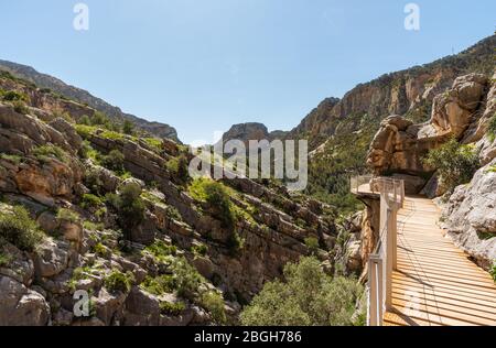 17 avril 2018 - El Chorro, Espagne. La passerelle reconstruite de Caminito del rey, construite par la gorge de Desfiladero de los Gaitanes Banque D'Images