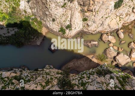 17 avril 2018 - El Chorro Espagne. Guadalhorce vu de Caminito del rey, ci-dessus. Ses eaux sont utilisées pour l'énergie hydraulique et le stockage de l'eau. Banque D'Images