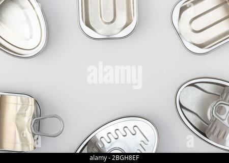 Un groupe d'étain vide peut être isolé sur un arrière-plan gris.vue supérieure espace de copie Banque D'Images