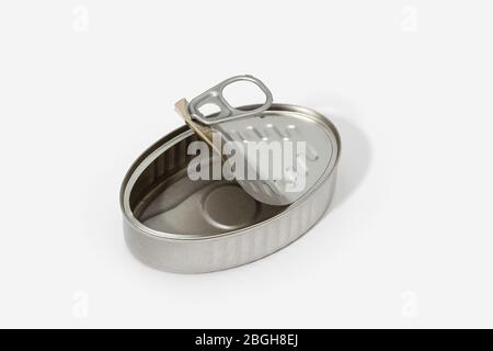 L'étain vide peut être isolé sur un fond blanc. Récipient alimentaire métallique Banque D'Images