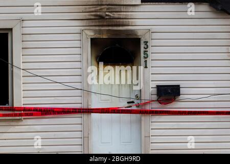 Porte endommagée par un incendie de maison reste arson. Maison incendiée par un incendie. Banque D'Images