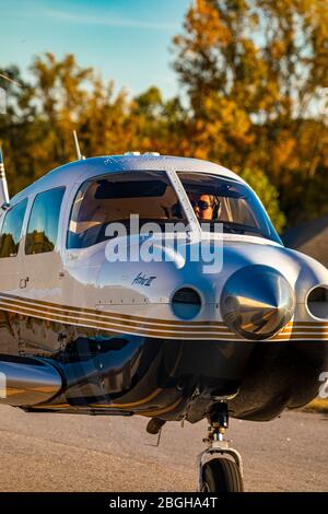 A Piper Archer III taxis à l'aéroport du comté de Habersham. Banque D'Images