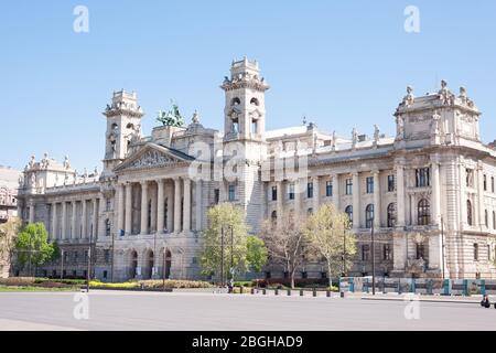 Budapest, Hongrie - 20 avril 2020 : Musée d'ethnographie de la place Kossuth. Banque D'Images