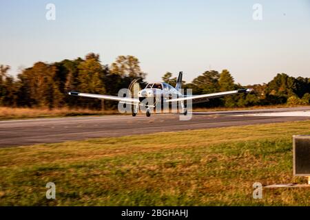 Un instructeur de vol certifié effectue des atterrissages d'entraînement à l'aéroport du comté de Habersham. Banque D'Images