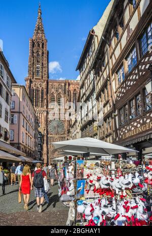 Des stands souvenirs de la rue Mercière en toile de fond de la façade ouest de la cathédrale de Strasbourg, Strasbourg, Alsace, France Banque D'Images