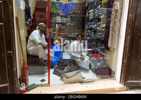 Al-Balad, la zone historique de Djeddah, Arabie Saoudite. Magasin de tissus dans le souq. Banque D'Images