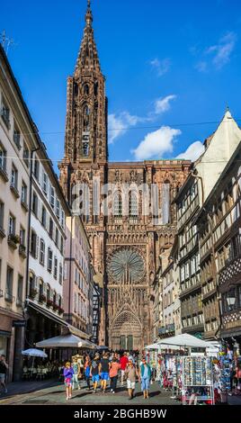 Des stands souvenirs de la rue Mercière en toile de fond de la façade ouest de la cathédrale de Strasbourg, Strasbourg, Alsace, France Banque D'Images