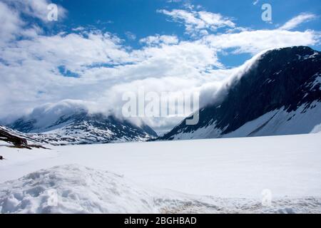 Neige de montagne dans les montagnes au-dessus de Geiranger, Norvège Banque D'Images