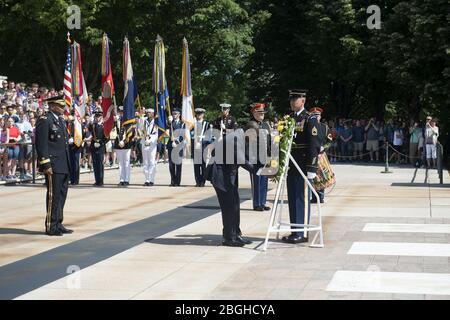 Son Excellence JoE1BEB6o Lourenço, ministre de la défense de l'Angola, rend hommage lors d'une cérémonie de remise des honneurs des forces armées à la tombe du soldat inconnu (3442371340). Banque D'Images