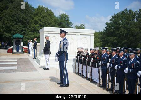 Son Excellence Mihai Fifor, Ministre roumain de la défense nationale, participe à une cérémonie de remise des serment des Forces armées avec distinction à la tombe du soldat inconnu dans le cadre de sa visite officielle aux États-Unis (37159927182). Banque D'Images