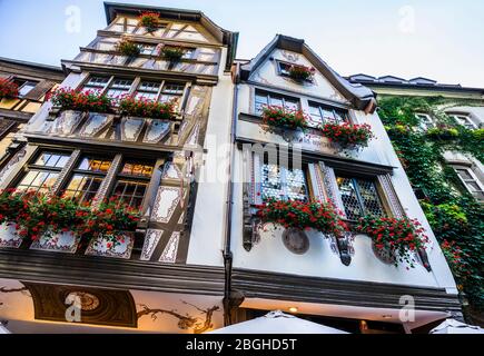 Façades de bâtiments traditionnels de la rue du Maroquin dans le centre historique de Strasbourg, Alsace, France Banque D'Images