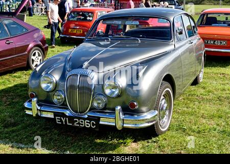 Westbury, Wiltshire / Royaume-Uni - 1er septembre 2019 : une Daimler 250 V8 1965, berline 4 portes au White Horse Classic & Vintage Vehicle Show Banque D'Images