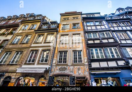 Façades de bâtiments traditionnels de la rue du Maroquin dans le centre historique de Strasbourg, Alsace, France Banque D'Images