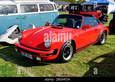 Westbury, Wiltshire / UK - 1 septembre 2019: Une Porsche 911SC Targa de 1981 de couleur rouge, 2+2 haute performance voiture de sport arrière enginée Banque D'Images