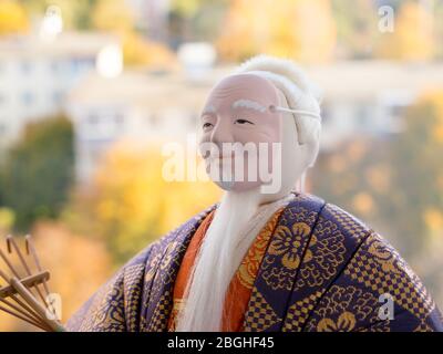 GOMEL, BIÉLORUSSIE - 20 AVRIL 2020: L'ancien homme de poupée japonais Kimekomi JO représentant un jeu Noh, 'le vieux couple de Takasago'. Banque D'Images