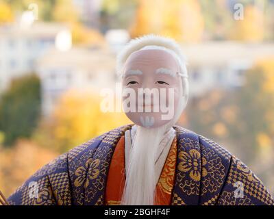 GOMEL, BIÉLORUSSIE - 20 AVRIL 2020: L'ancien homme de poupée japonais Kimekomi JO représentant un jeu Noh, 'le vieux couple de Takasago'. Banque D'Images