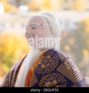 GOMEL, BIÉLORUSSIE - 20 AVRIL 2020: L'ancien homme de poupée japonais Kimekomi JO représentant un jeu Noh, 'le vieux couple de Takasago'. Banque D'Images