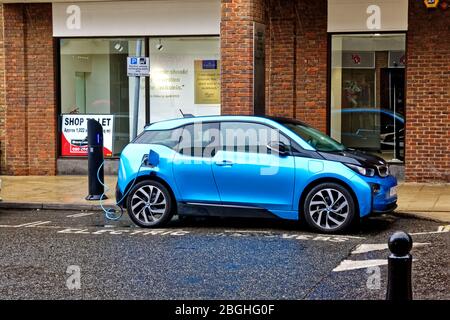 Kingston upon Thames, Londres / Royaume-Uni - 8 mai 2019: Une BMW i3 Hatchback tout véhicule électrique branché dans un point de charge électrique Banque D'Images