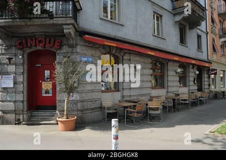 Zürich/Suisse: La "Langstrasse" est vide en raison de l'arrêt du virus CoVid19. Certains restaurants et magasins seront à proximité pour toujours Banque D'Images