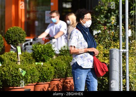 Munich. 21 avril 2020. Exigences de masque en Bavière dans tous les magasins et dans les transports publics locaux. Ouverture de magasins de matériel le 21 avril 2020 à Munich. Les clients avec masques proviennent d'un magasin de matériel OBI. | utilisation dans le monde crédit: dpa/Alay Live News Banque D'Images