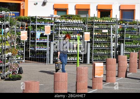 Munich. 21 avril 2020. Exigences de masque en Bavière dans tous les magasins et dans les transports publics locaux. Ouverture de magasins de matériel le 21 avril 2020 à Munich. Les clients avec masques proviennent d'un magasin de matériel OBI. | utilisation dans le monde crédit: dpa/Alay Live News Banque D'Images