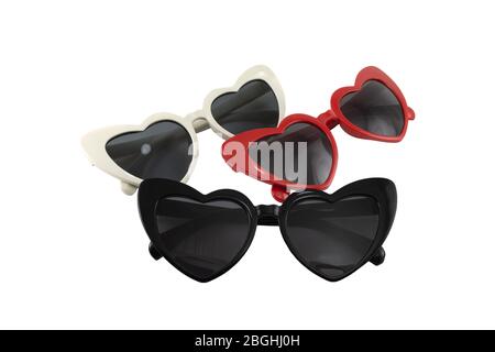 Collection de lunettes de soleil en forme de coeur isolées sur fond blanc. Couleurs rouge, blanche et noire. Banque D'Images