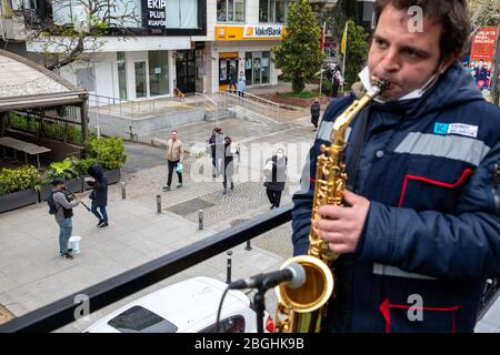 Istanbul, Turquie. 21 avril 2020. Le groupe moral de la municipalité de Kadikoy a donné au public le moral de sa musique sur la rue Bagdat à la veille du 23 avril, la souveraineté nationale et la Journée de l'enfance, Kadikoy. Alors que la bande de moral donnait le moral aux gens qui ont fermé leurs maisons à cause de la pandémie de Coronavirus, ils ont commencé le 100ème anniversaire de la souveraineté nationale et de la Journée de l'enfance au début de la semaine. La souveraineté nationale et la Journée de l'enfance sont des fêtes publiques en Turquie commémorant la fondation de la Grande Assemblée nationale de Turquie, le 23 avril 192 Banque D'Images