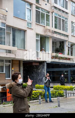 Istanbul, Turquie. 21 avril 2020. Le groupe moral de la municipalité de Kadikoy a donné au public le moral de sa musique sur la rue Bagdat à la veille du 23 avril, la souveraineté nationale et la Journée de l'enfance, Kadikoy. Alors que la bande de moral donnait le moral aux gens qui ont fermé leurs maisons à cause de la pandémie de Coronavirus, ils ont commencé le 100ème anniversaire de la souveraineté nationale et de la Journée de l'enfance au début de la semaine. La souveraineté nationale et la Journée de l'enfance sont des fêtes publiques en Turquie commémorant la fondation de la Grande Assemblée nationale de Turquie, le 23 avril 192 Banque D'Images