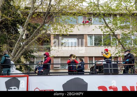 Istanbul, Turquie. 21 avril 2020. Le groupe moral de la municipalité de Kadikoy a donné au public le moral de sa musique sur la rue Bagdat à la veille du 23 avril, la souveraineté nationale et la Journée de l'enfance, Kadikoy. Alors que la bande de moral donnait le moral aux gens qui ont fermé leurs maisons à cause de la pandémie de Coronavirus, ils ont commencé le 100ème anniversaire de la souveraineté nationale et de la Journée de l'enfance au début de la semaine. La souveraineté nationale et la Journée de l'enfance sont des fêtes publiques en Turquie commémorant la fondation de la Grande Assemblée nationale de Turquie, le 23 avril 192 Banque D'Images