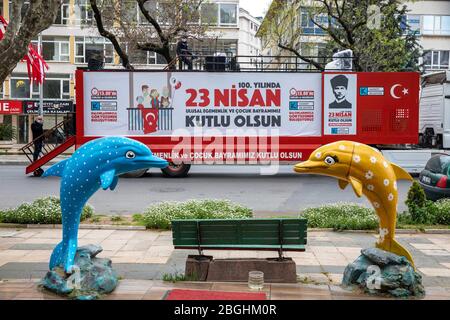 Istanbul, Turquie. 21 avril 2020. Le groupe moral de la municipalité de Kadikoy a donné au public le moral de sa musique sur la rue Bagdat à la veille du 23 avril, la souveraineté nationale et la Journée de l'enfance, Kadikoy. Alors que la bande de moral donnait le moral aux gens qui ont fermé leurs maisons à cause de la pandémie de Coronavirus, ils ont commencé le 100ème anniversaire de la souveraineté nationale et de la Journée de l'enfance au début de la semaine. La souveraineté nationale et la Journée de l'enfance sont des fêtes publiques en Turquie commémorant la fondation de la Grande Assemblée nationale de Turquie, le 23 avril 192 Banque D'Images