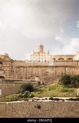 L'image du fort Manoel à malte avec le sommet de saint anthony de la ville église de padoue peut être vue juste au-dessus du mur Banque D'Images