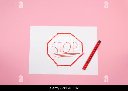 PANNEAU STOP, dessin simple avec marqueur rouge. Banque D'Images