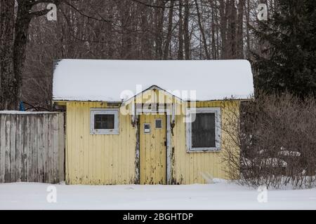 Vieilles cabines touristiques dans la péninsule supérieure, Michigan, États-Unis [pas de mainlevée de propriété; disponible pour licence éditoriale seulement] Banque D'Images