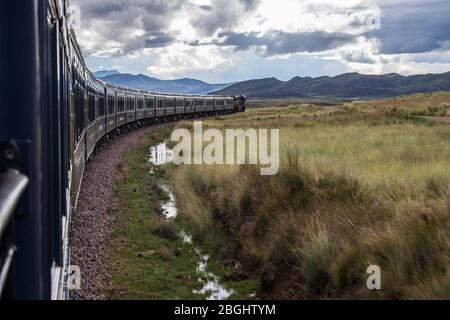 Train traversant le Pérou (Puno à Cusco ou Cusco à Puno). Paysage Banque D'Images