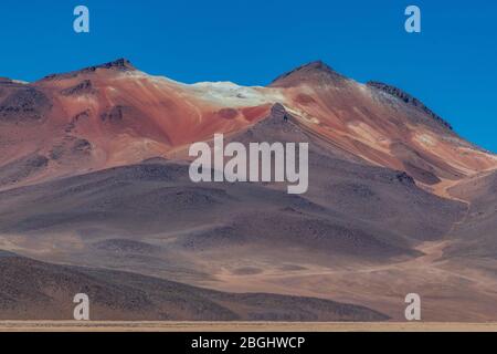 Vue sur le paysage du désert de Salvador Dalí avec les montagnes andines, réserve nationale de faune andine Eduardo Avaroa, province de sur Lípez, sud-est de la Bolivie Banque D'Images