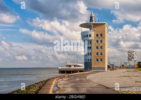 La tour radar dans le port de Cuxhaven Banque D'Images